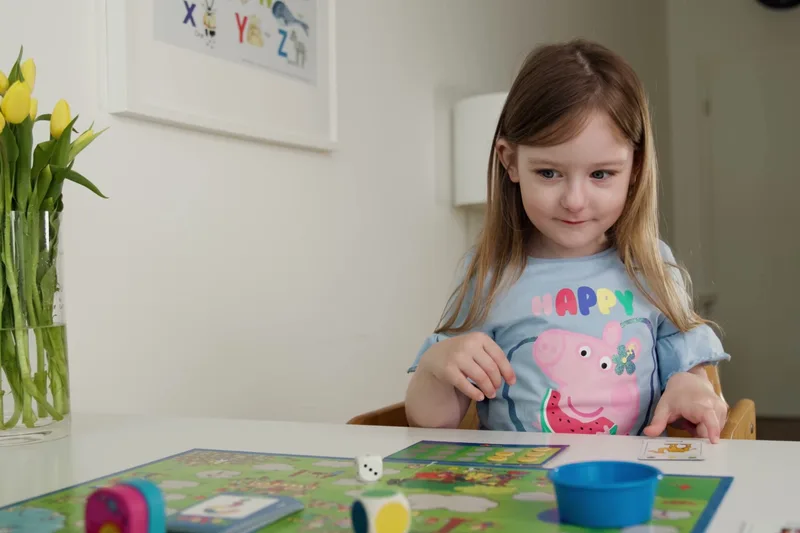 Mädchen am Brettspiel im Kindertherapieraum – Mundwerk Quedlinburg
