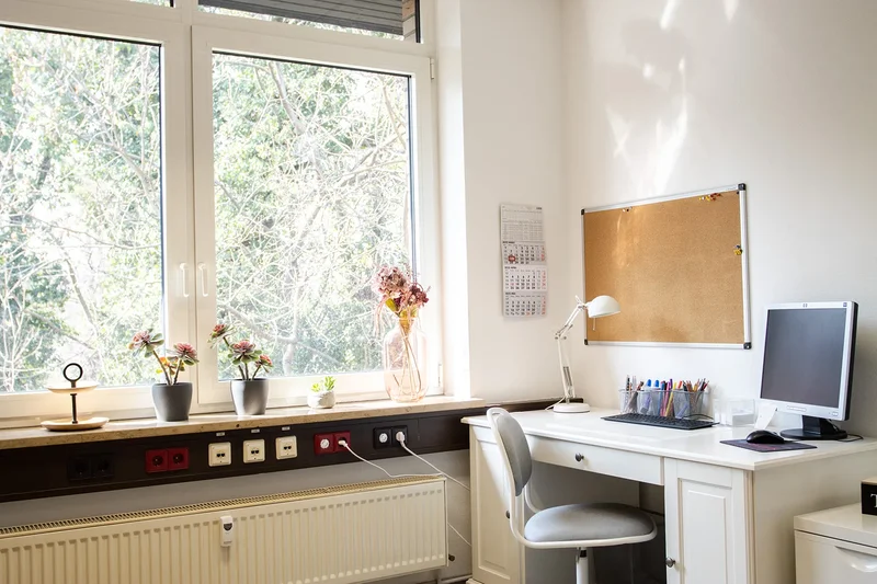 Heller Therapieraum mit Schreibtisch und großem Fenster – Mundwerk Wernigerode
